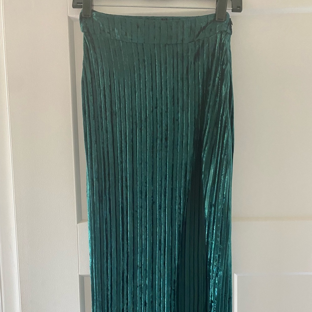 Skirt with high slit